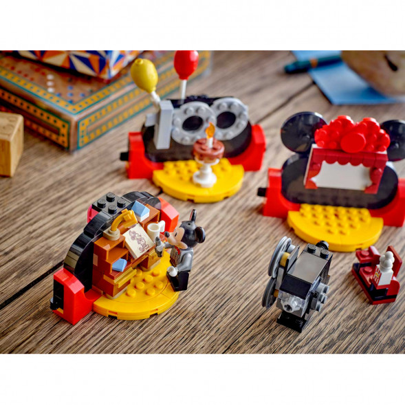 Конструктор LEGO Disney 40600 Празднование 100-летия Дисней в Великом Новгороде