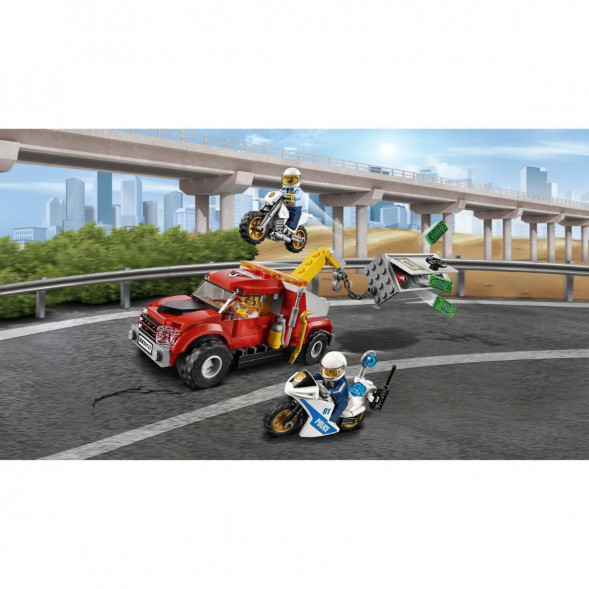 Конструктор LEGO City Police 60137 Побег на буксировщике в Великом Новгороде